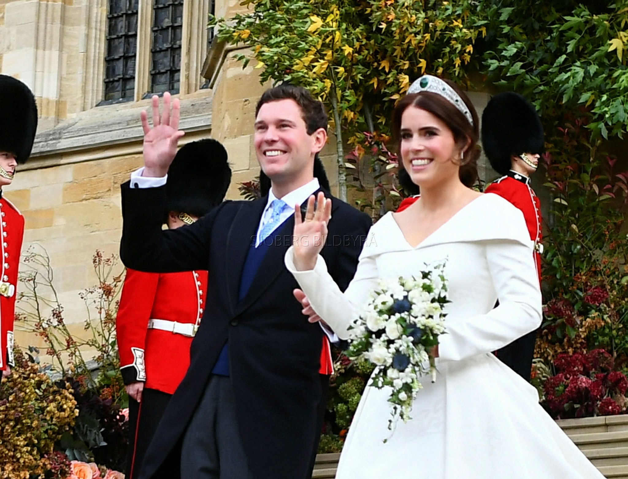 Принцессы выходят. Принцесса Евгения Йоркская и её муж Джек Бруксбэнк. Свадебный наряд британской принцессы Евгении йоркской.