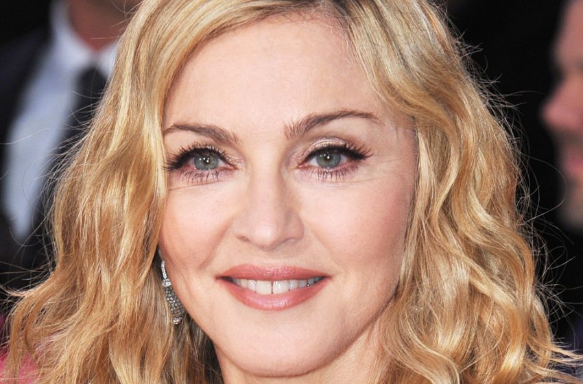  «Икона пошлости»: Мадонна шокировала сеть, полностью обнажив грудь