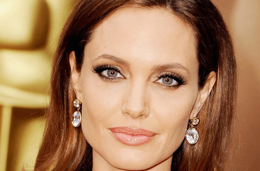  Из дивы в сухенькую старушку. Как выглядела в молодости и как менялась с возрастом Анджелина Джоли?