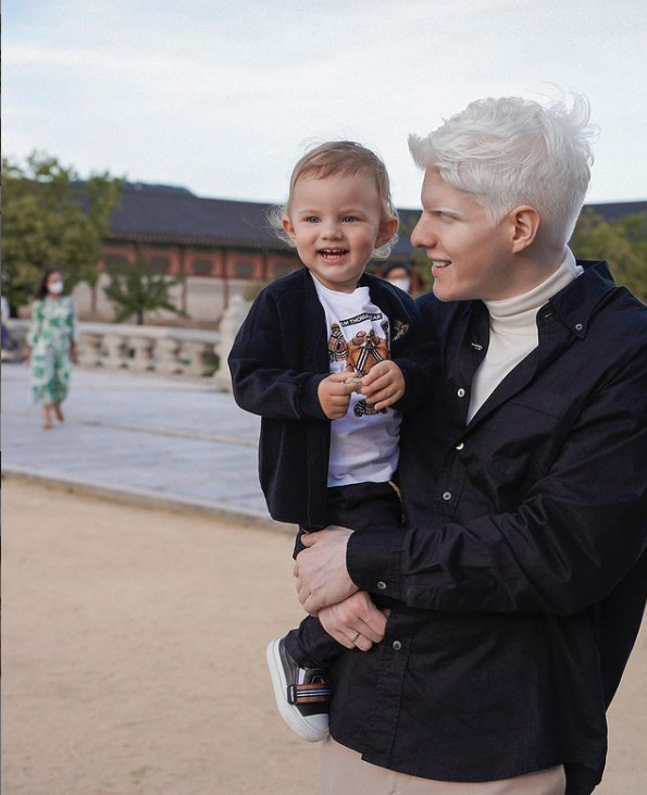 The most beautiful albino singer with a unique appearance has a baby ...