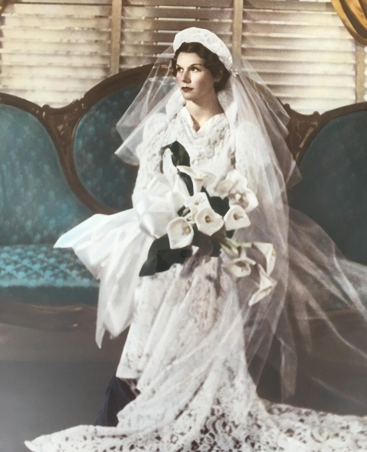 Старуха в свадебном платье