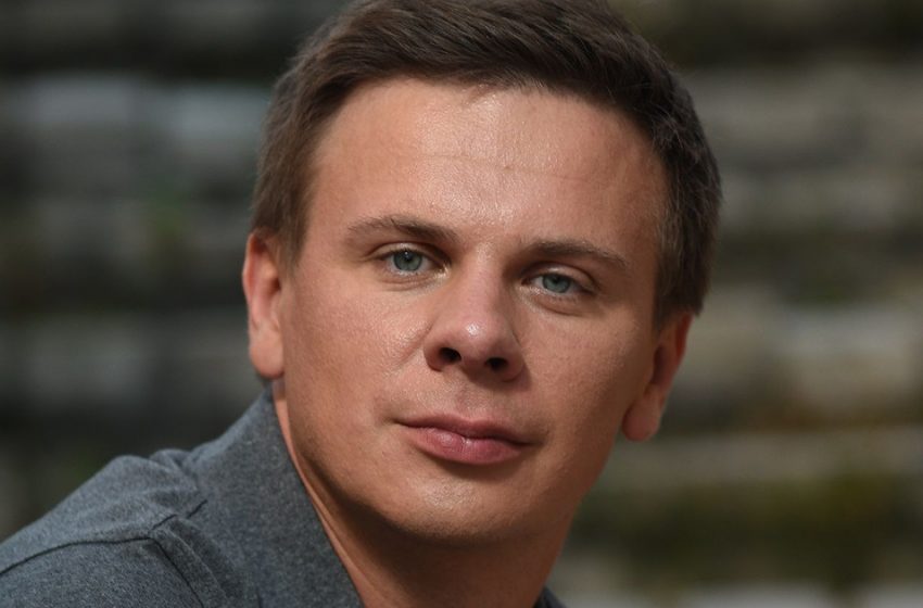 «Роскошная брюнетка»: как выглядит жена ведущего передачи «Мир наизнанку» Дмитрия Комарова?