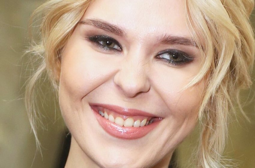 «Какая Роскошная»: Пелагея в намокшем бра засветила свои загоревшие прелести