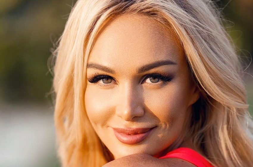 Ух, какая фигурка! Лопырева показала фанатам свои пышные формы в розовом мини