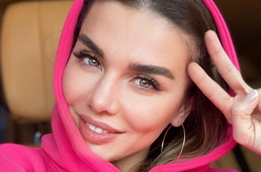 «Ни стыда, ни совести»: Анна Седокова вышла на сцену в прозрачном пеньюаре без бра