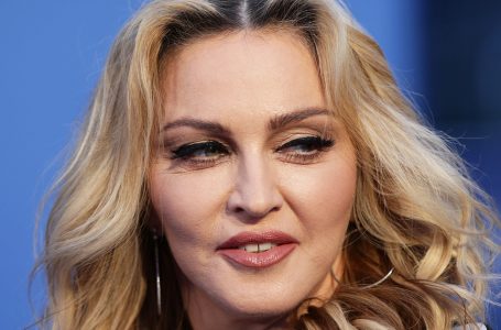 «Накладные ягодицы?»: в Сети обсуждают фото Мадонны в боди
