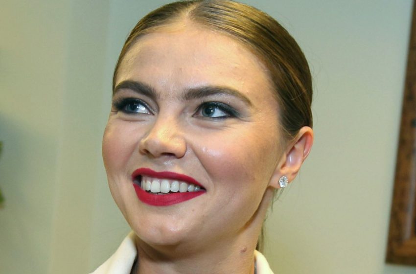 Выбрала женственность и изящность. Кабаева поразила поклонников своим внешним видом
