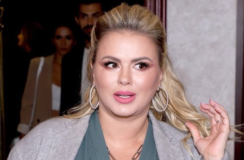 «С такими формами на неё что-то налазит?»: Анна Семенович показала лишнее на откровенном снимке
