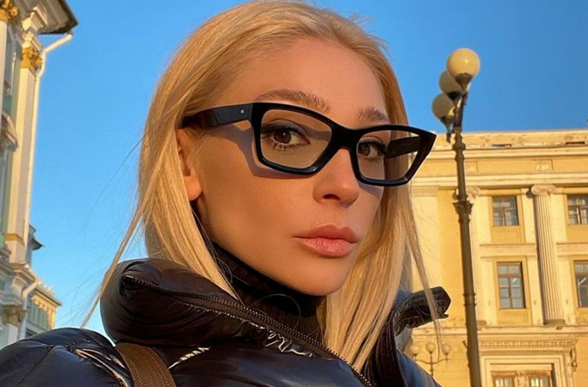 «А я и не сопротивляюсь!»: Настя Ивлеева появилась в прозрачном платье в одном из клубов США