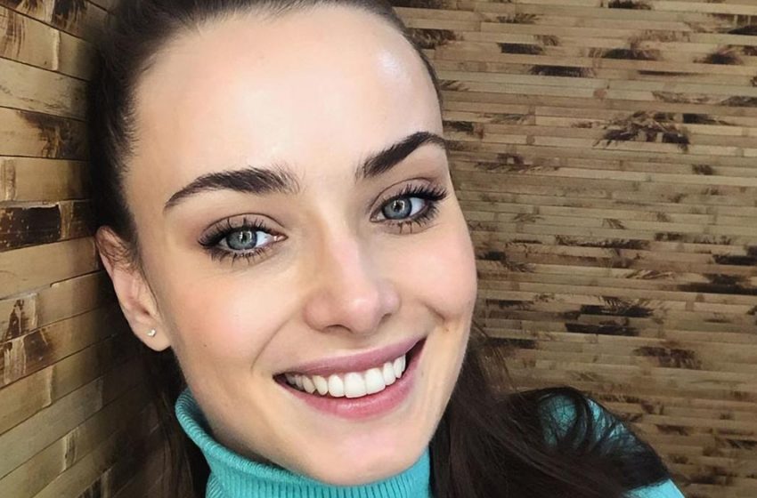  «Идеальные формы!»: Ксения Мишина предстала на фоне Лазурного моря без бра