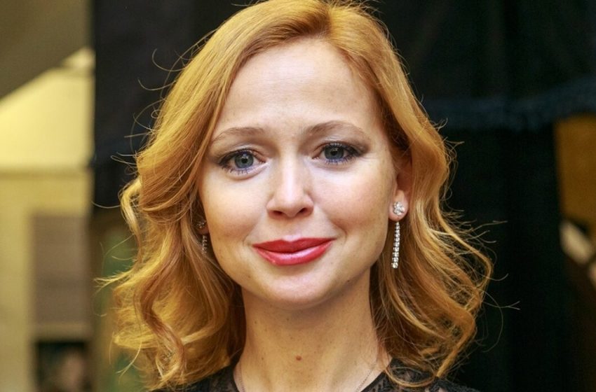 Смелое и глубокое декольте: 47-летняя Захарова удивила всех стройной фигуркой