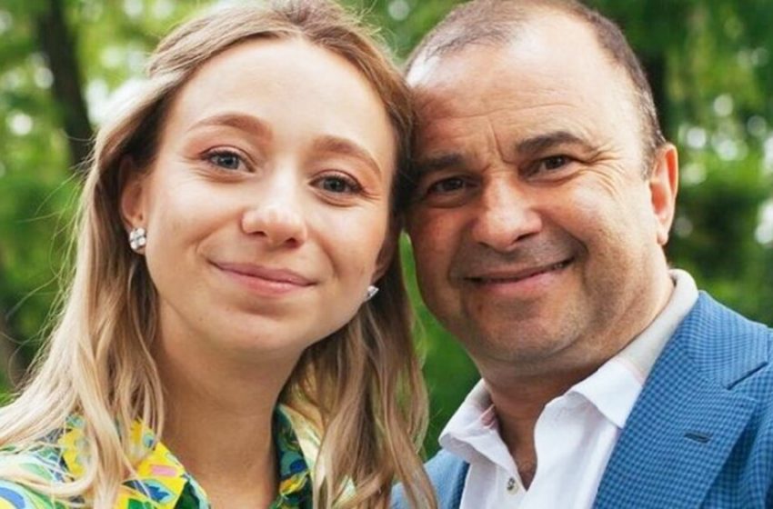 Красотка в розовом: жена Виктора Павлика в юбке с разрезом похвасталась худыми ножками