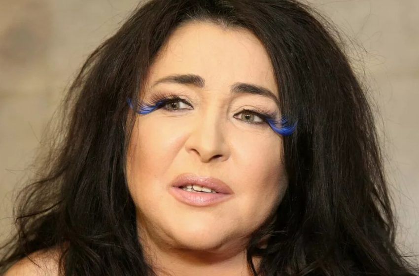  «Опять все наружу»: 60-летняя Лолита показала фанатам стройную фигурку
