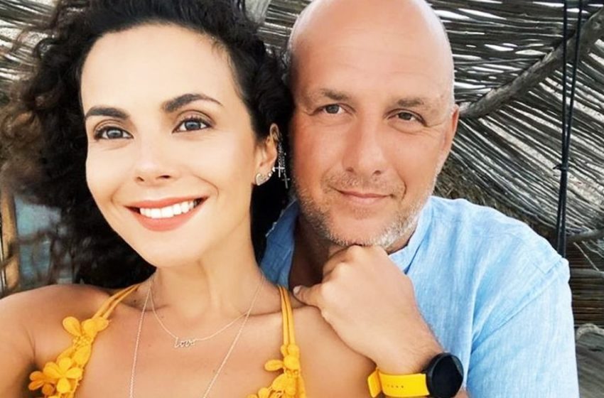 «До чего же красотка!»: Настя Каменских в сверкающей блузе с глубоким декольте похвасталась своими прелестями