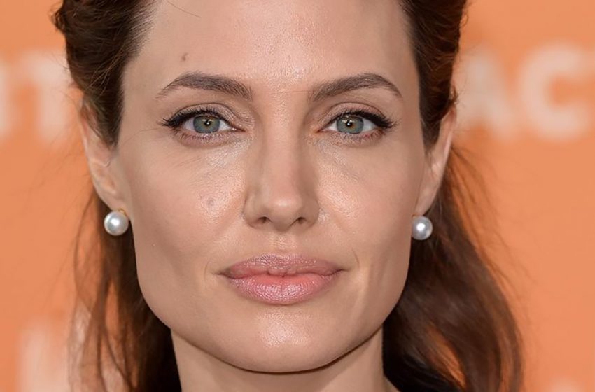  «Даже красивее звездной дочери»: Джоли опубликовала архивные снимки своей мамы