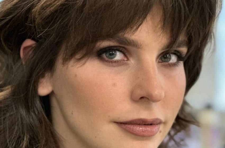 «Я красивая девушка или уже женщина?»: Лиза Моряк после родов позировала в образе с глубоким декольте