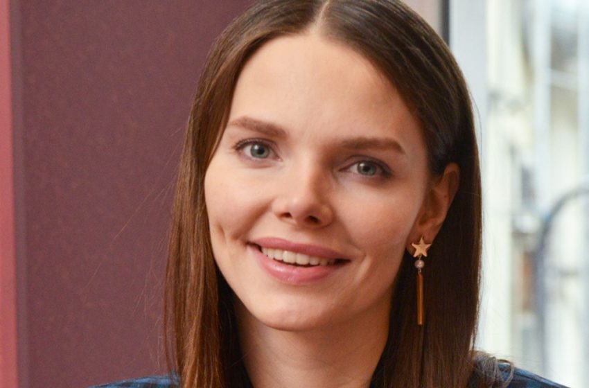 Обнаженное плечо и улыбка: Боярская снялась в шикарном и кокетливым вечернем образе