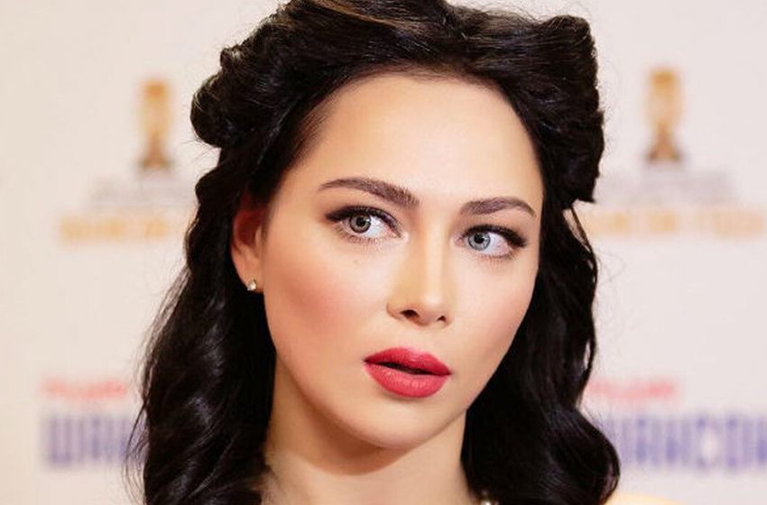  «Со всех ракурсов»: Самбурская в крохотном комплекте показала фигуру подписчикам