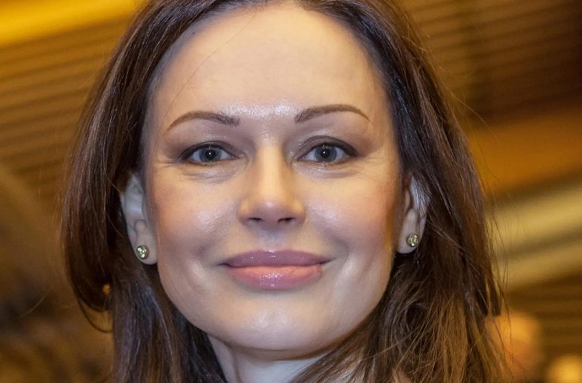 «Совсем молодая и зелёная»: Безрукова показала архивное фото в купальном мини