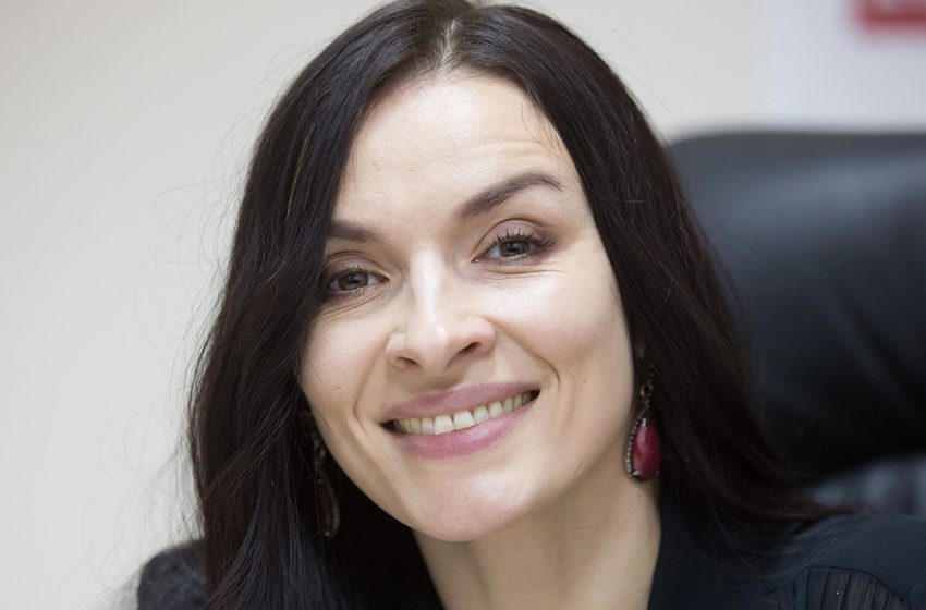 Еле застегнула платье. 40-летняя Мейхер опубликовала фото в пикантном наряде