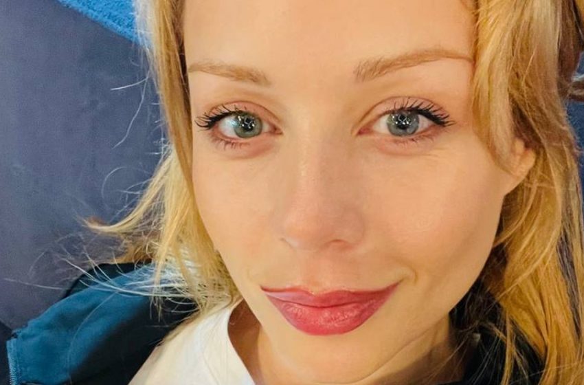 «Как нежно!»: Тина Кароль очаровала фанатов кадрами в атласном платье среди цветущего поля
