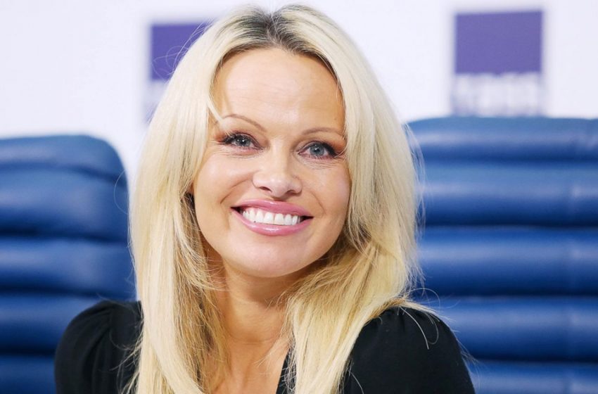 «И не сказать, что ей за 50!»: Памела Андерсон без нижнего белья огорошила всех