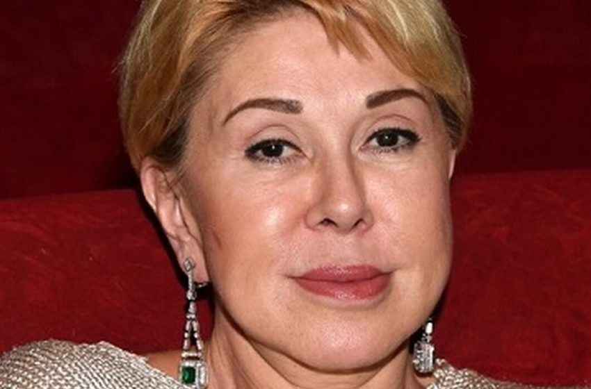 «Что она творит?»: Любовь Успенская показала свои прелести в купальном костюме