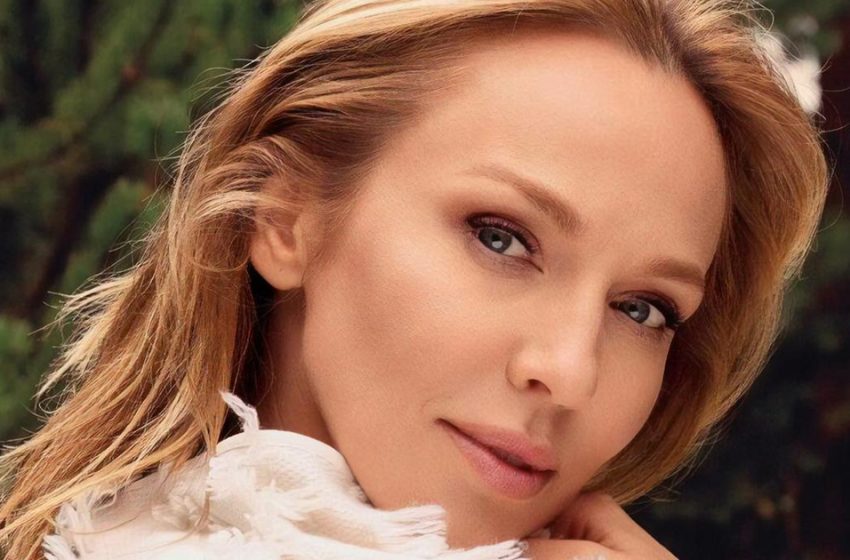 «Где-то на шестом месяце»: 44-летняя Альбина Джанабаева в платье продемонстрировала округлившийся живот