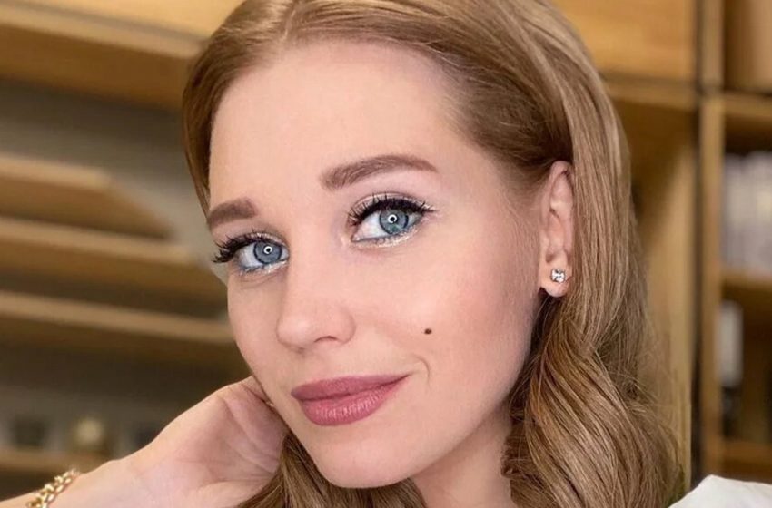 «Бабушкин купальник»: располневшая Кристина Асмус показала честное фото, которое возмутило поклонников