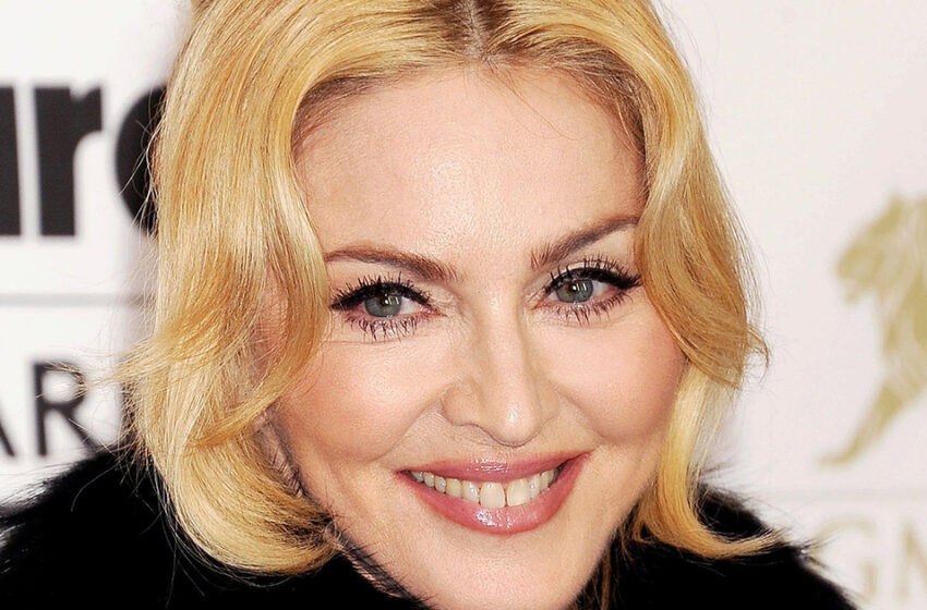  «Как будто старая бабулька»: 65-летнюю Мадонну застали в аэропорту без макияжа