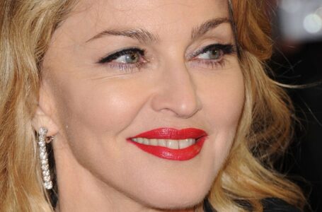 «Для 65 выглядит слишком молодо»: Мадонна похвасталась своей моложавой внешностью на честном снимке